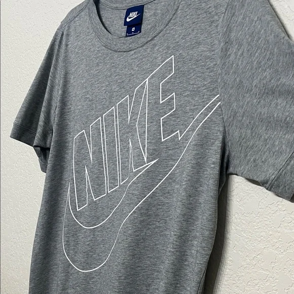 Nike Women’s Size Medium Gray Logo Tee and Leggings Set - Picture 3 of 10